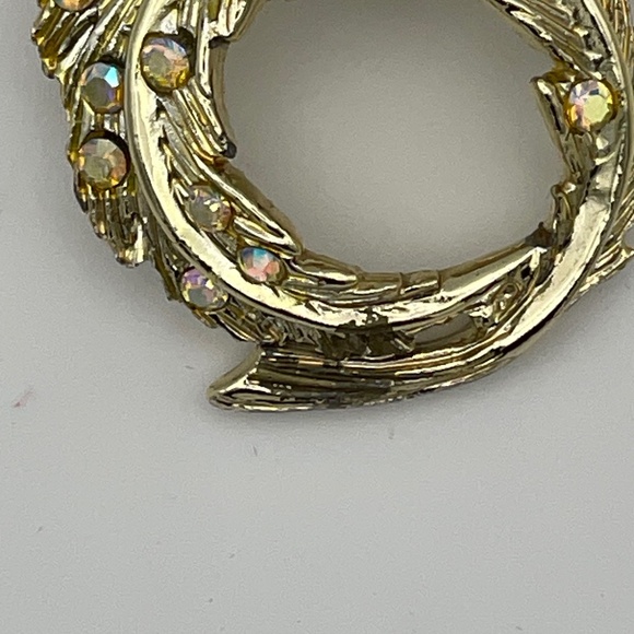 Aurora Borealis Rhinestone Gold tone Circle Leaf Pin Brooch Vintage - Picture 2 of 6